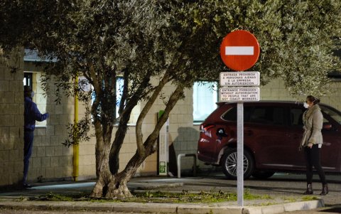 VALLADOLID. Una de las personas aisladas en la empresa Cidaut del Parque Tecnológico de Boecillo conversa con una compañera que se encuentra en la parte exterior de la sala donde están recluidos.