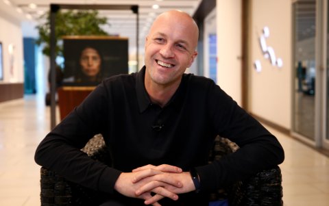 A Jordi Cruyff, técnico de Ecuador, se le cuestiona el poco tiempo que pasa en Ecuador.