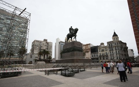 La Plaza Independencia durante el montaje de estructuras en los preparativos para la ceremonia de toma de posesión del nuevo presidente de Uruguay, Luis Lacalle Pou.