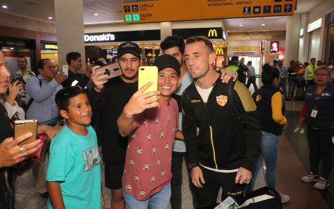 Damián Díaz se toma 'selfies' con hinchas canarios.