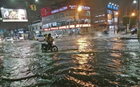La Alborada. En este sector del norte fue tal el nivel de agua acumulada, que en las calles se armaron hasta pequeñas olas.