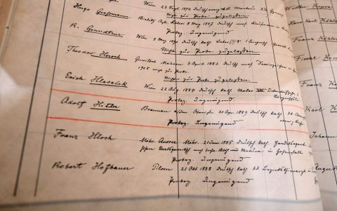 SANKT POLTEN. Una página de un libro de examen recoge el registro del fracaso de Adolf Hitler para integrar la Academia de Bellas Artes.