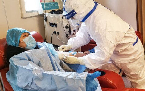 Una paciente que se recuperó de la infección por coronavirus COVID-19, dona plasma en Zouping, China,  con el objetivo de curar a otros infectados.