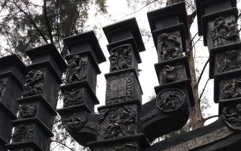 La manorá es la escultura más grande del parque.
