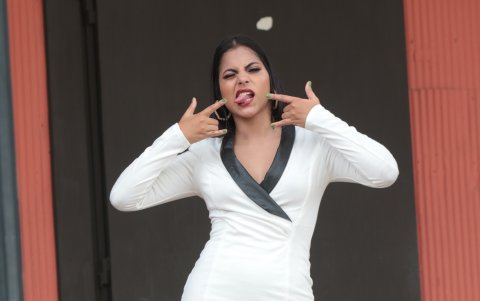 Como artista emergente, se preocupa por las formas y las dinámicas de difusión.