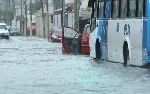 Varias calles y avenidas inundadas en la ciudad.