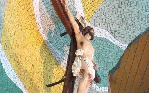 La imagen del Cristo del Consuelo tiene 1.80 metros de altura y fue mandada a tallar por el sacerdote español Ángel María Canals.