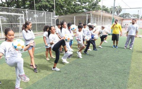 La medida se adopta con el fin de proteger a los niños y jóvenes. Los cursos vacacionales y competencias masivas han sido suspendidas.