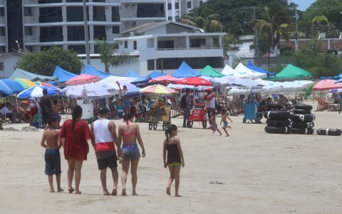Quienes viven del turismo en Salinas se quejan por la baja de turistas tras el desfogue en la playa San Lorenzo