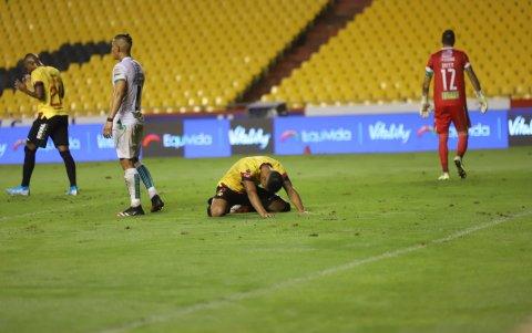 Cristian Colman se lamenta luego de perder una oportunidad de marcar ante Liga de Portoviejo.