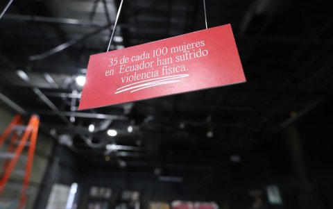 En la muestra se buscó visibilizar problemáticas derivadas de la violencia de género. Correia explicó que en la línea gráfica primó el color rojo, pues representa el 