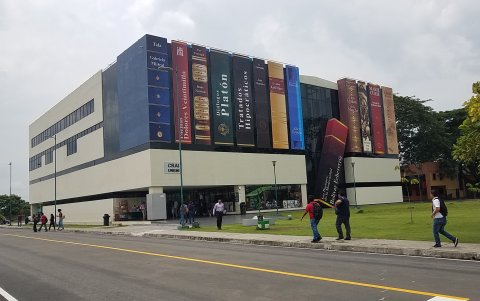 Edificio de la Unemi donde funciona la Biblioteca y parte de la infraestructura de la educación en línea