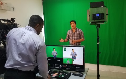 Sets y equipos de grabación de vídeos de contenidos es parte de lo que se ha implementado,