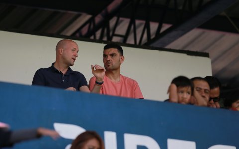 Jordi Cruyff, seleccionador de Ecuador, observó el juego entre Independiente del Valle y Olmedo.