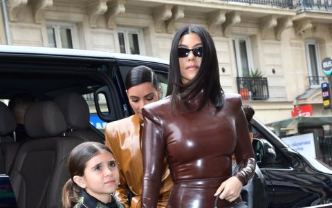 Kourtney Kardashian luce un ajustadísimo traje de látex. La acompaña su hija.