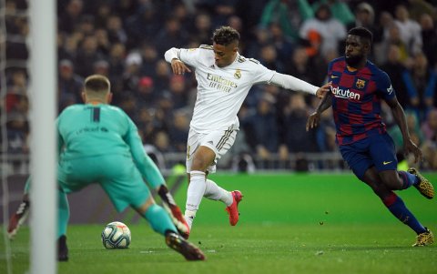 Mariano se apresta a marcar el segundo gol en el Clásico.