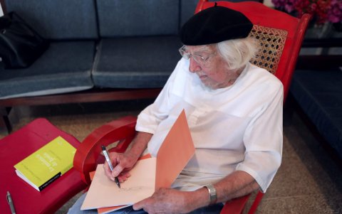 MANAGUA. A sus 93 años, Ernesto Cardenal firma uno de sus libros. La imagen es del 19 de enero de 2018.