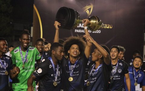 Los jugadores de Independiente del Valle sub-20 celebran la obtención del cetro.