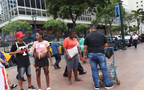 Los vendedores caminan con carretillas para llevar los contenedores.
