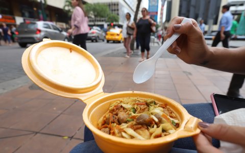 Los vendedores ofrecen una variedad de platillos: chaulafán, secos de carne, pollo, mariscos, entre otros.