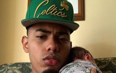 Mike Towers y su hijo.