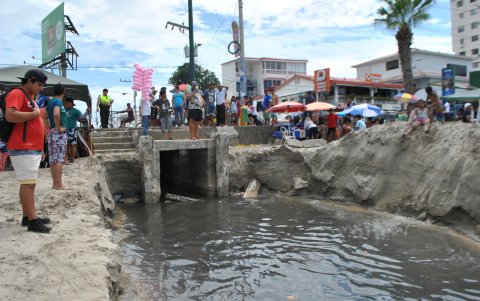 Contaminación. Durante los días del feriado y tras la lluvia, ese fue el panorama en la playa de San Lorenzo en Salinas.