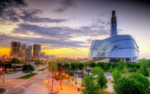 Winnipeg posee edificaciones históricas y numerosos parques.