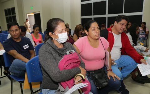 Algunos padres se presentaron con mascarillas a realizar el trámite. Ellos esperaron sus turnos en las aulas que están acondicionadas.