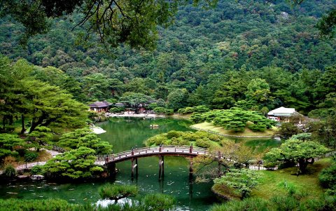 Takamatsu es famosa por el parque de Ritsurin, un parque del período Edo.