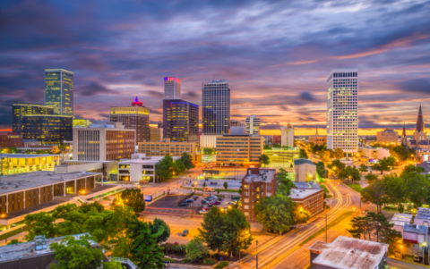 Tulsa es un lugar de contrastes junto al Arkansas River (río Arkansas).