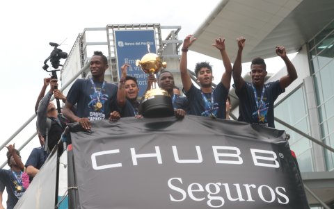 Los campeones se trasladaron hasta Sangolquí, donde está la sede del club.