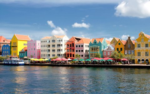 La capital, Willemstad, tiene arquitectura colonial en colores pastel.