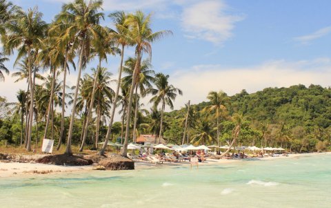 Es conocida por sus playas de arenas blancas y complejos turísticos, que se ubican en las costas repletas de palmeras del suroeste.