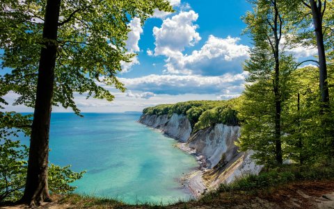 Situada en la costa alemana del mar Báltico, pertenece al distrito de Pomerania Occidental-Rügen, en el estado de Mecklemburgo-Pomerania Occidental.