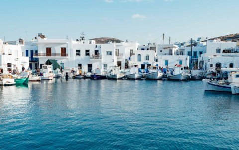 Encaramado a orillas de la gran bahía de Plastira, hay buenas playas cercanas, excelentes restaurantes y un número cada vez mayor de elegantes hoteles, cafeterías y bares junto a la playa.