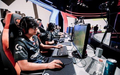 El ecuatoriano de 20 años vive con el resto de su equipo en una gaming house en el país azteca.