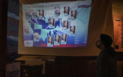 EL PASO. Seguidores de Bernie Sanders observan cómo se van dando los resultados del supermartes.