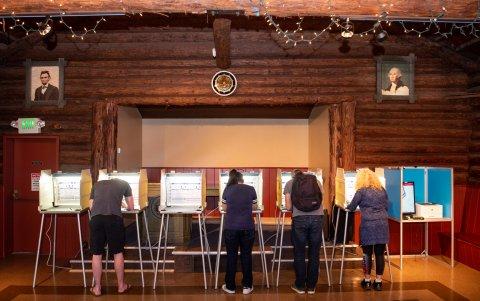 SAN ANSELMO. Con el retrato de George Washington y Abraham Lincolnal fondo, un grupo de electores definen su voto en este pueblo de California en el supermartes.