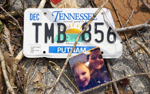 COOKEVILLE. Una fotografía familiar y una placa en los escombros cerca de un complejo de apartamentos en esta ciudad.