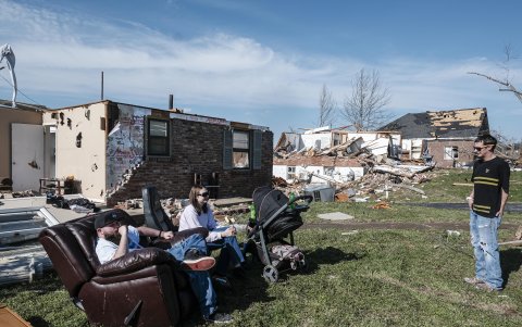 NASHVILLE. Una familia toma una pausa luego de intentar ordenar lo que poco que quedó de su casa luego de la tormenta.