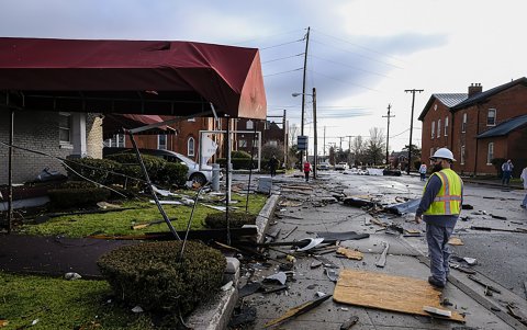 NASHVILLE. Un técnico en tema de desastres recorre la ciudad evaluando los daños.