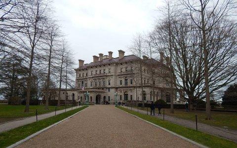 The Breakers ocupa un área de 130 mil metros cuadrados. La mansión tiene 70 habitaciones construídas con mármol traído de Europa y África.