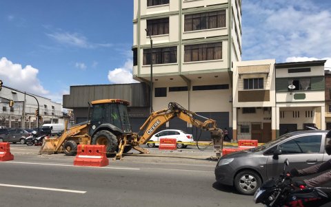 Maquinarias en la avenida Quito por trabajos de la Aerovía.