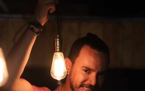 Ricardo ha aparecido en series televisivas como Cuatro cuartos y 3 familias, el origen.