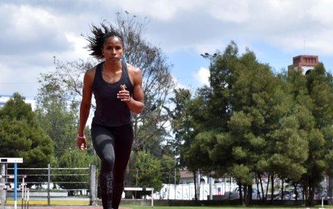 La velocista Ángela Tenorio durante un entrenamiento en la pista de Los Chasquis.