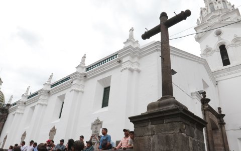 Turismo. Los visitantes del centro usan los pasillos de la catedral para presenciar el cambio de guardia




Agencia (ag-extra ag-expreso ag-quito)