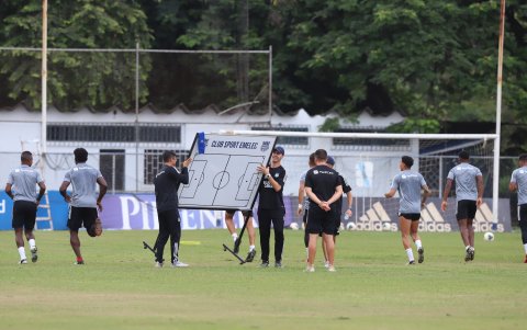 Ismael Rescalvo (c) volverá a la zona técnica luego de cumplir su suspensión a nivel local.