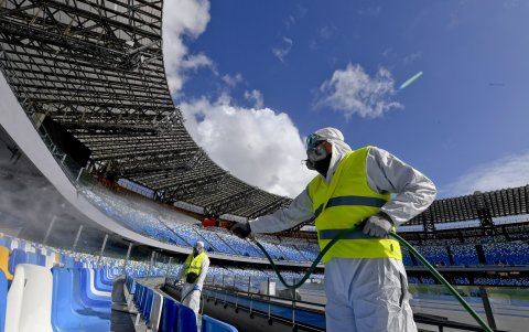 NÁPOLES. Los operadores sanitarios trabajan en la desinfección de los graderíos del estadio San Paolo de esta ciudad, como parte de las medidas de seguridad.