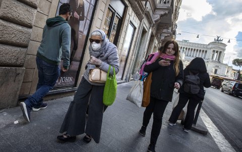 ROMA. Las medidas que el gobierno implementó, entre recomendaciones y normas, está el que las personas mayores permanezcan en casa.
