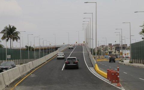 Obra. Las autoridades defendieron que se haya construido puentes, como el nuevo que une a Guayaquil con Samborondón, para mejorar la conexión y fluidez entre ambos cantones.



Agencia (ag-extra)